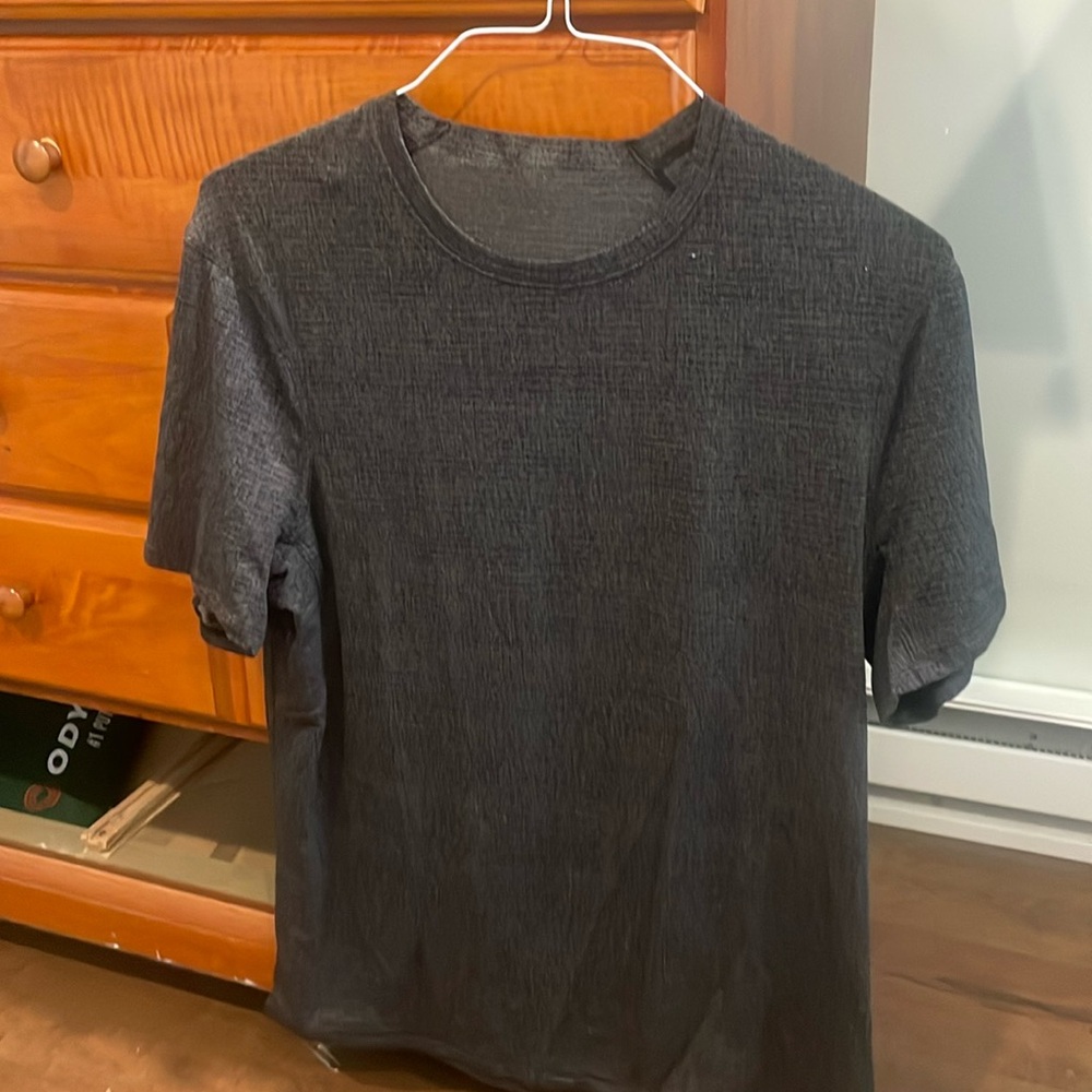 Lululemon men’s activewear shirt